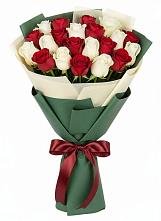 Букет Микс из красных и белых роз в Шатрово