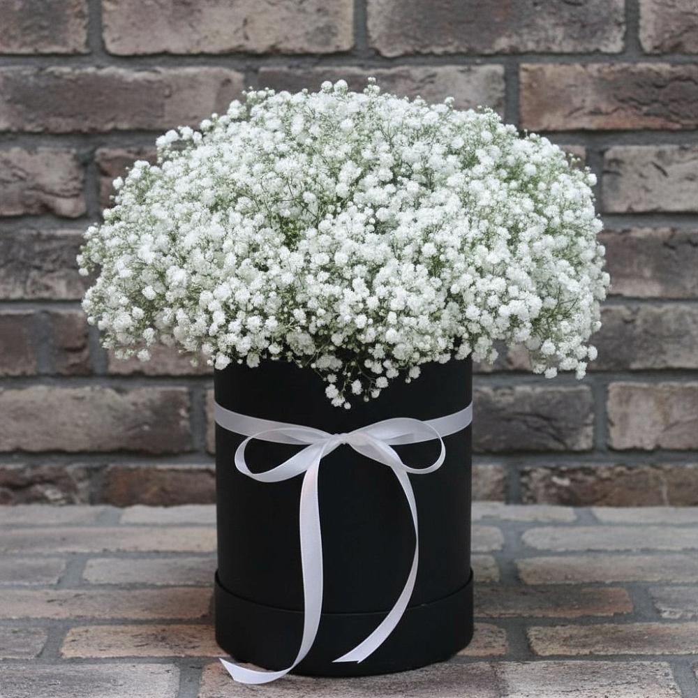 Цветочная композиция из Гипсофила в шляпной коробке в Шатрово