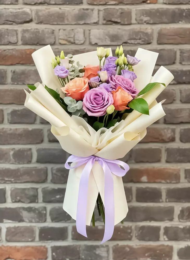 Букет цветов из: Лизиантусы и Розы в Шатрово