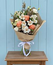 Букет цветов из:  Альстромерии, Лизиантусы, Розы и Хризантемы #REPLACE_PRED# Шатрово