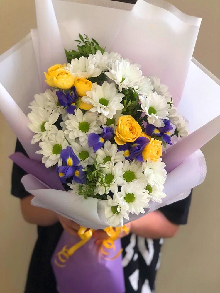 Букет цветов из: Ирисы, Хризантемы и Розы в Шатрово