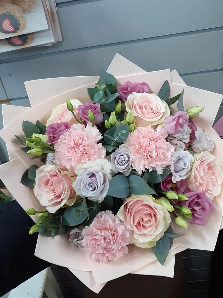 Букет цветов из: Розы, Гвоздики и Лизиантусы в Шатрово