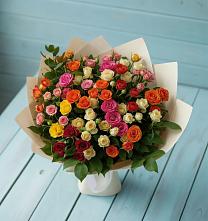 Букет Микс из разноцветных кустовых роз в Шатрово