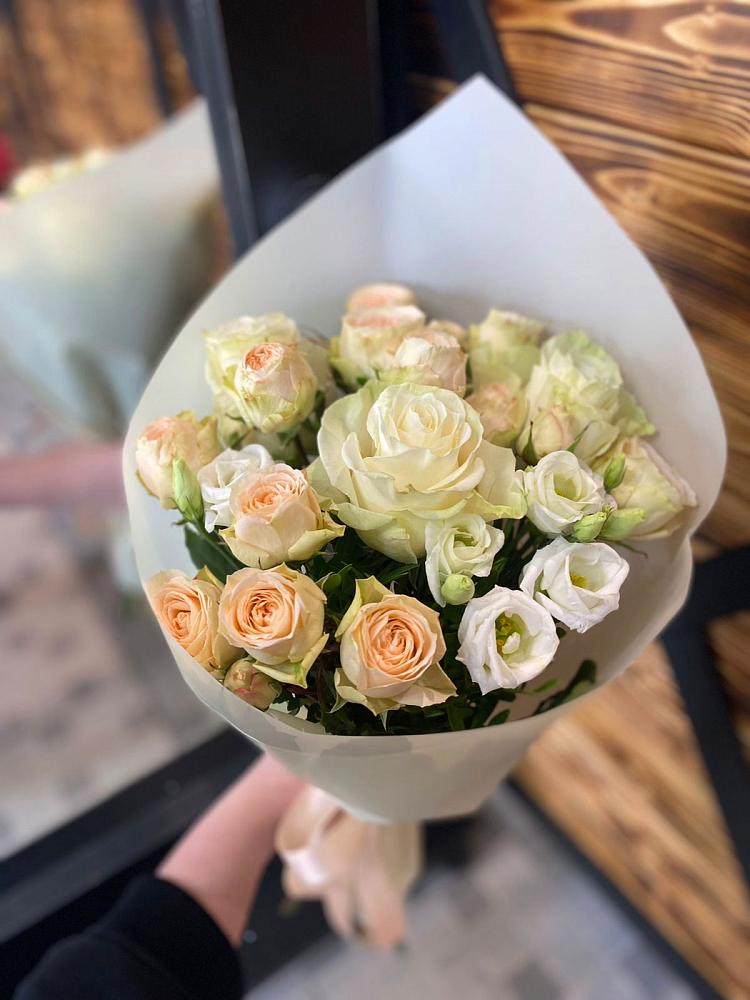 Букет цветов из: Розы и Лизиантусы в Шатрово